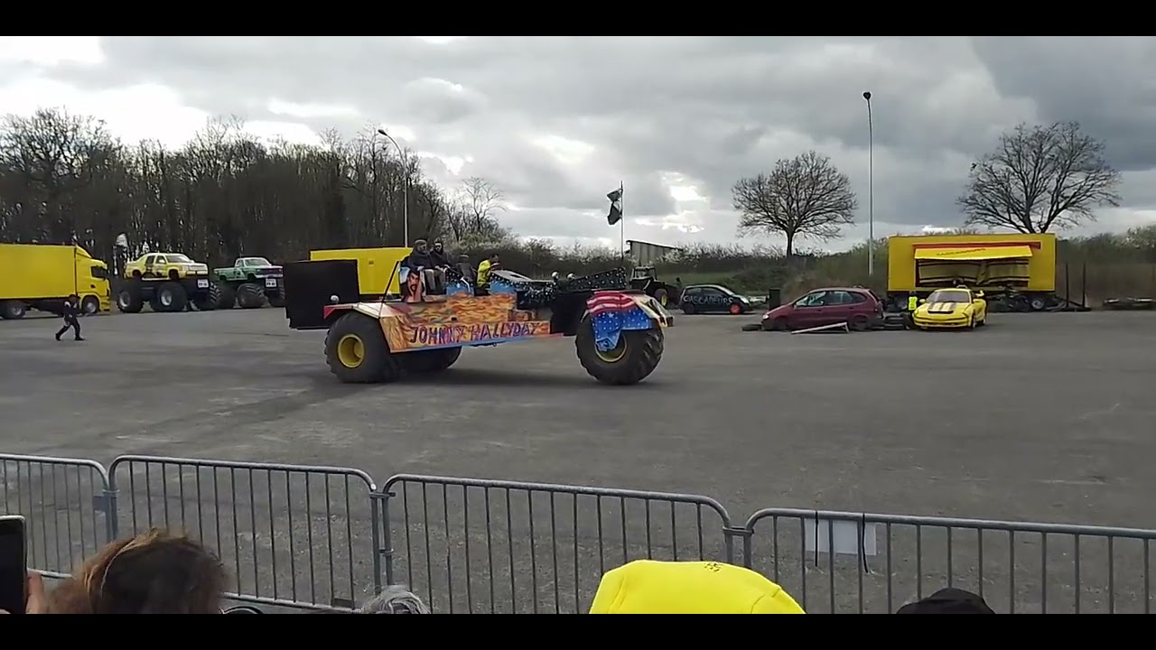 SÉQUENCE MONSTER TRUCK À TROIS ROUES MOTRICES UNIQUE EN EUROPE AVEC LES CASCADEURS MIAMI SHOW