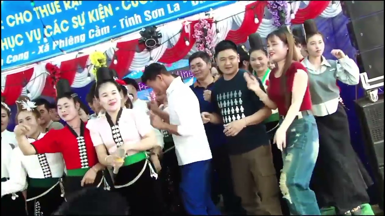 Các êm pả trẻ lên sàn tải bản huổi do phiêng cằm 