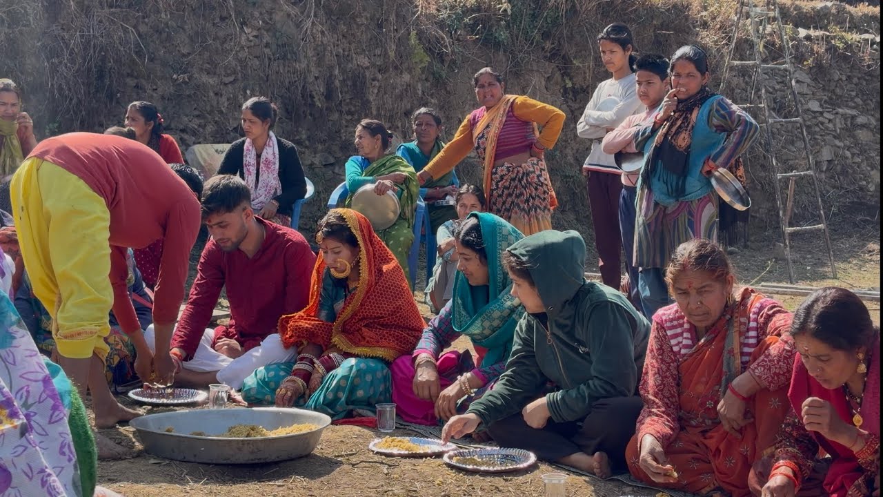 ❤️Uttarakhandi Culture: ✨ नई दुल्हन का पहला दिन | 🙏🏻🌸धारा पूजन से पत्तल पर गाँव की दावत की रस्म 🏔️💐