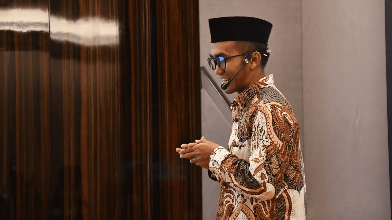 From Islamic Boarding School, Seeing China's Advancement | Novi Basuki | TEDxSurabayaSalon