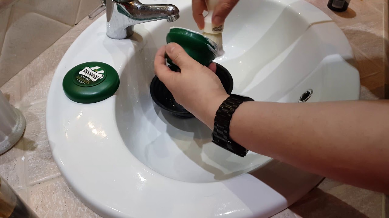 Montaggio in ciotola sapone da barba Proraso Verde.