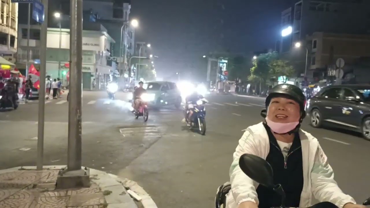 1 đêm không ngủ hân hoan ăn mừng chiến thắng của đội tuyển Việt Nam cùng 