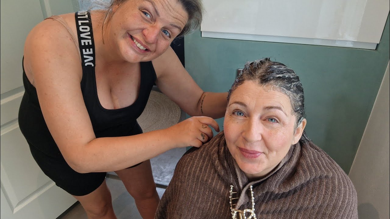 NADIA FARVER MIT HÅR💆‍♀️HJEMMELAVET JORDBÆRKAGE🍓RESULTATET😃