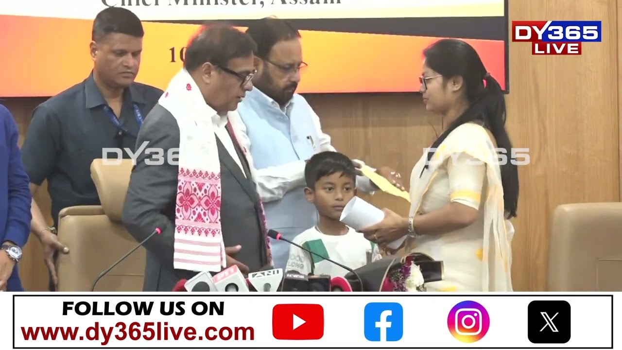 মুখ্যমন্ত্ৰী হিমন্ত বিশ্ব শৰ্মাই গুৱাহাটীত উপাসনা বকলীয়াল গগৈৰ হাতত প্ৰদান কৰিলে নিযুক্তি পত্ৰ