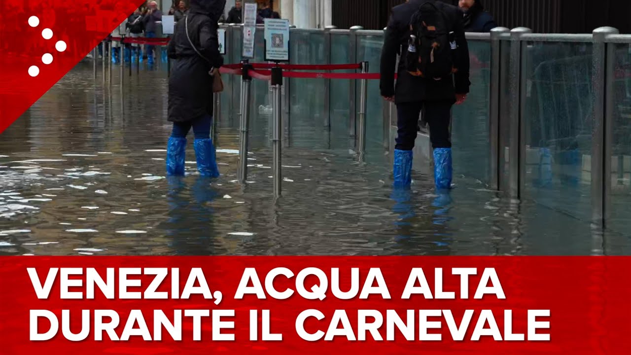 LIVE Venezia, acqua alta durante la festa di Carnevale: diretta video