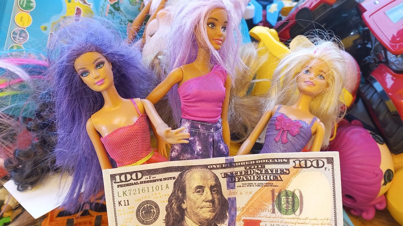 Muñecas y ropita de Barbie en tianguis de Tijuana