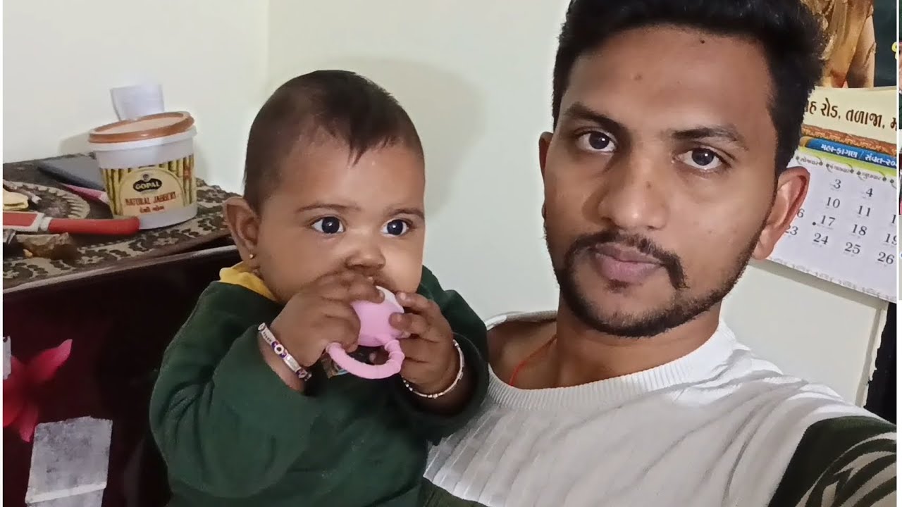 Apple Aayushi Kaise Kha Rahi Hai 