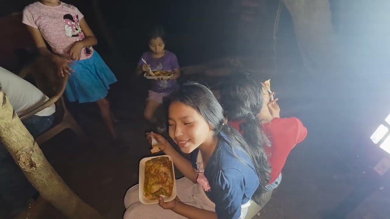 En casa de Cushin y familia compartiendo unos tamales. 