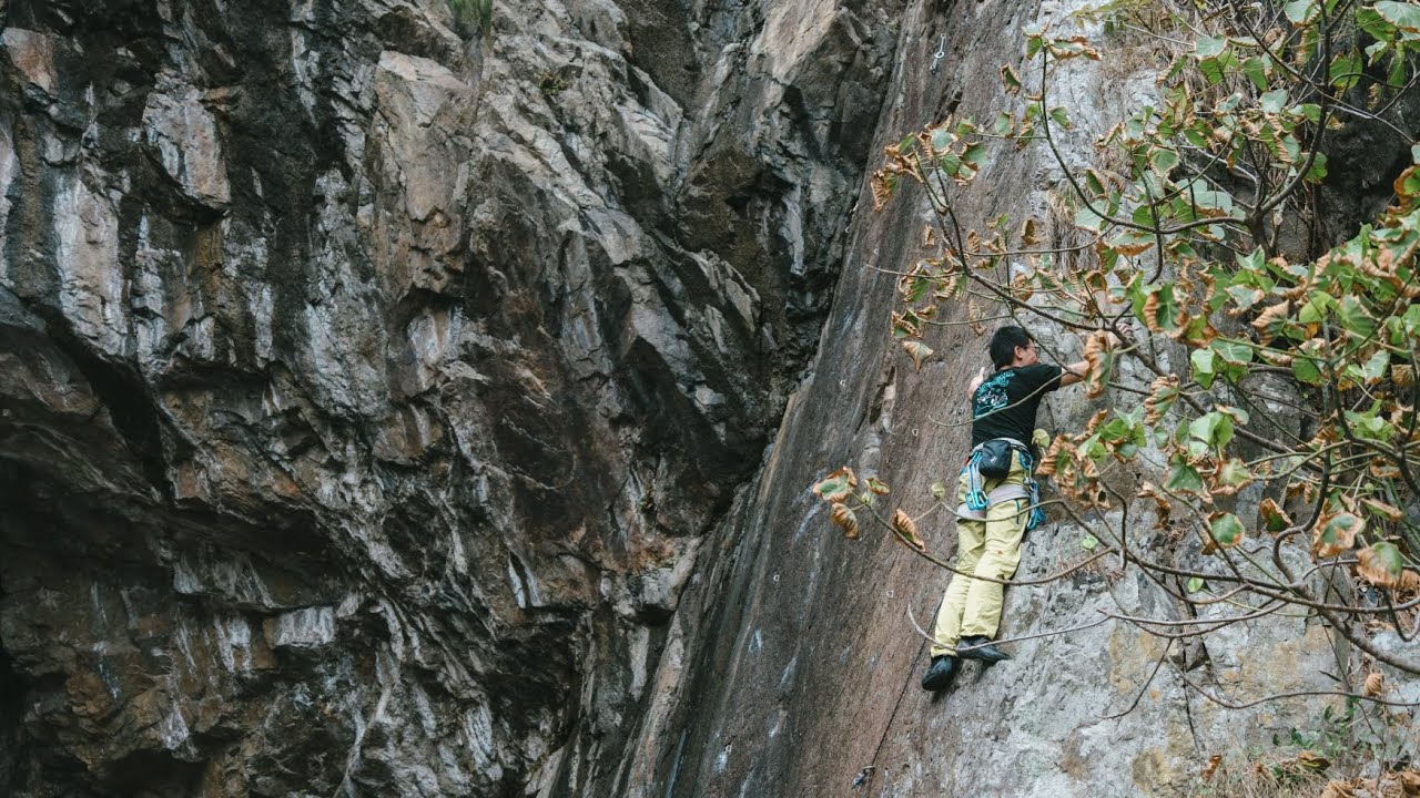 F6b+ Ride the Wild Surf - The Zawn Climbing