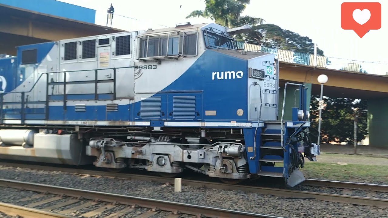 Cruzamento de trens RUMO na estação, com aparecimento de uma rara SD70 eldorado no trem vazio