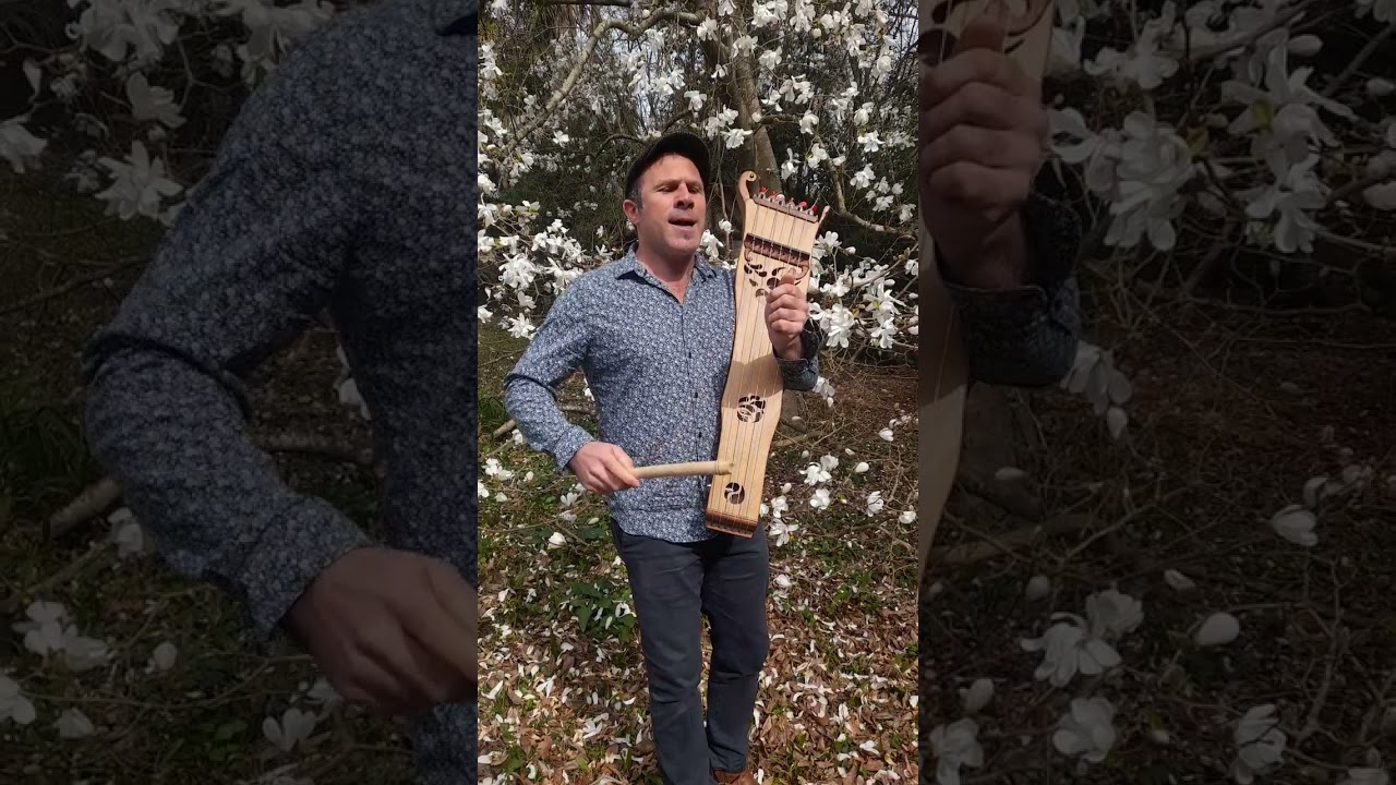 Yohann Villanua interprète une chanson accompagné de son ttun-ttun (tambourin à cordes)