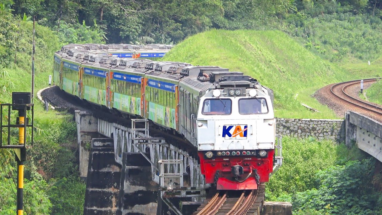 KERETA API PANJANG‼️ MENEMUKAN 25 KERETA API MELINTAS DI STASIUN JEMBATAN DAN TIKUNGAN