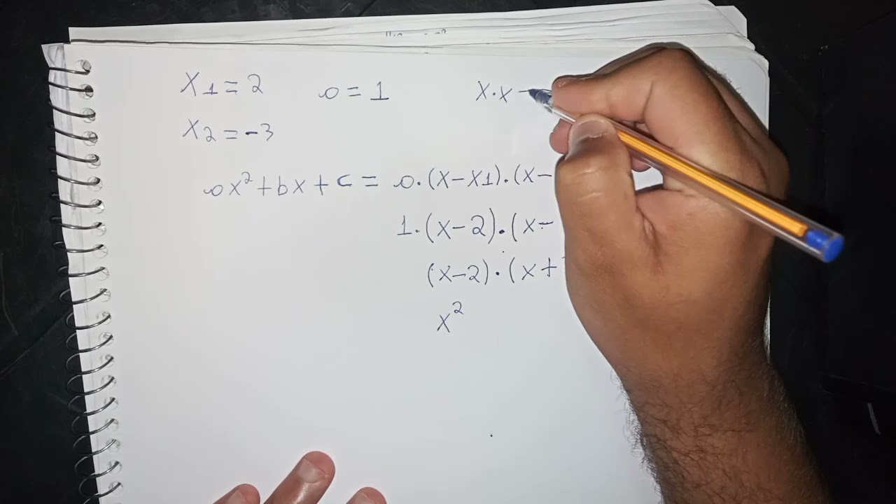 Das equações quadráticas abaixo e sabendo que a = 1, qual é a equação que possui as soluções ...