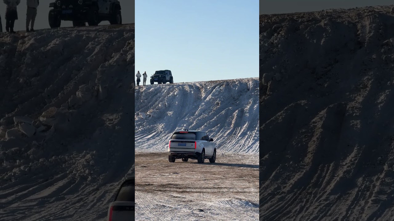Range Rover is driving straight through the snow #rangerover #rangeroversport #4x4