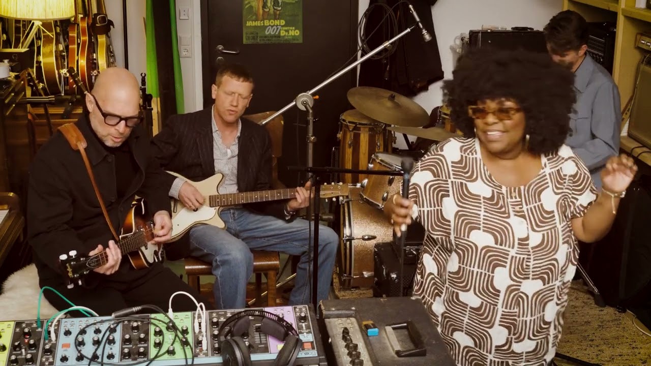 Michelle David & The True-tones - You'll Never Know (Live)