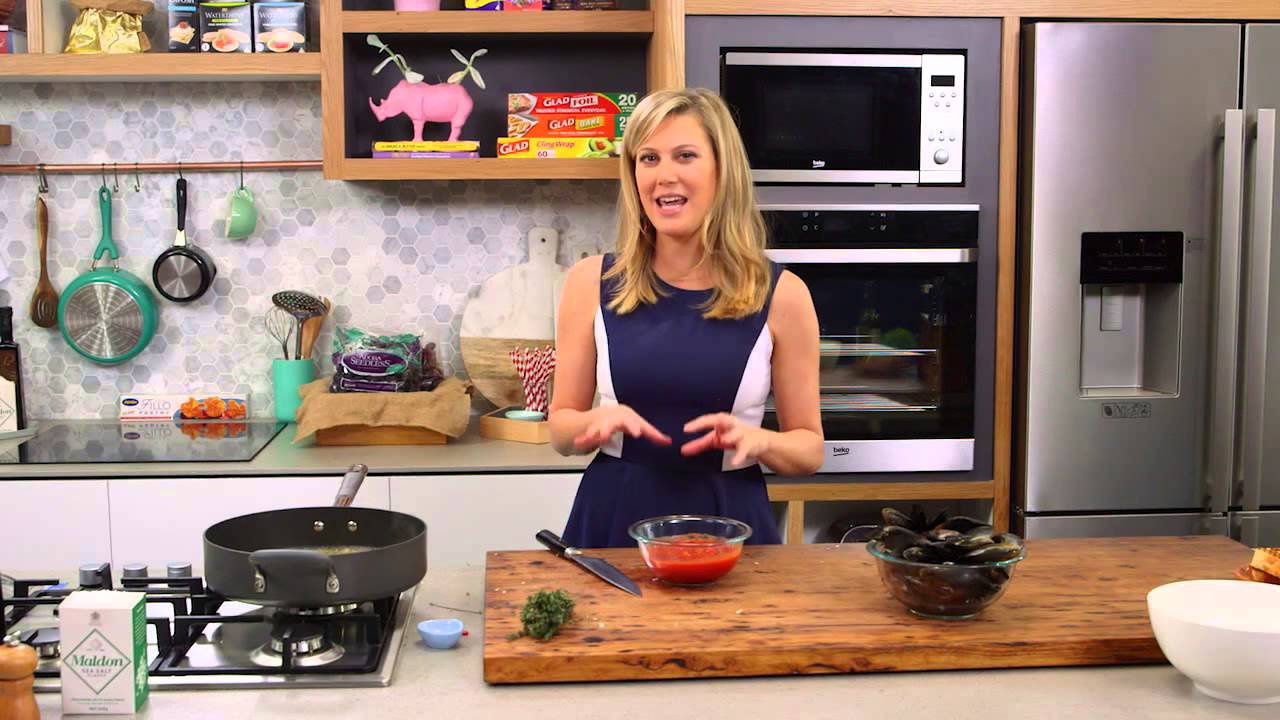 Мидии в насыщенном томатном соусе с хрустящим хлебом | Everyday Gourmet S5 E62