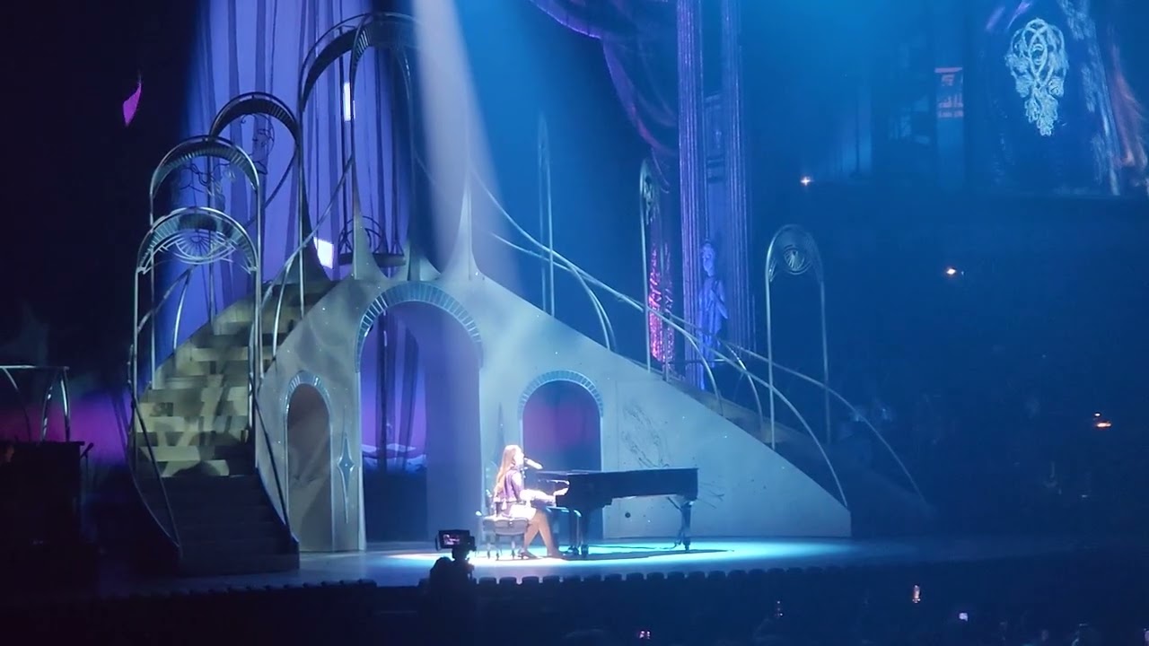 Laufey Nashville 10/13/25 Goddess