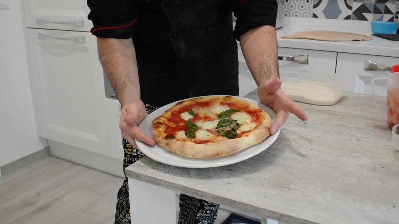 Pizza Napoletana fatta a mano e cotta nel forno di casa - impasto