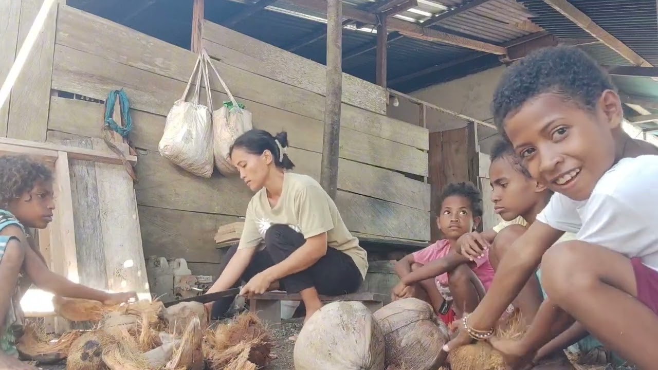 Ibu guru kupas kelapa di pedalaman #short 