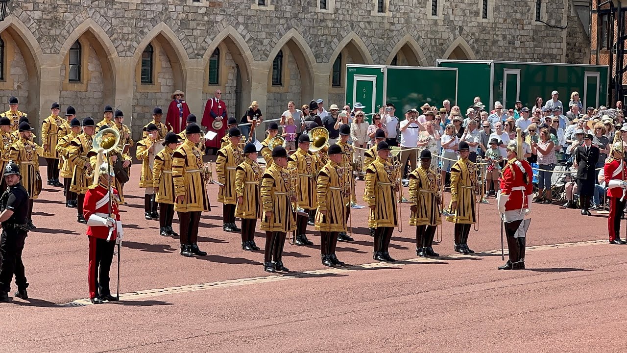 Band of the household cavalry March on with street liners