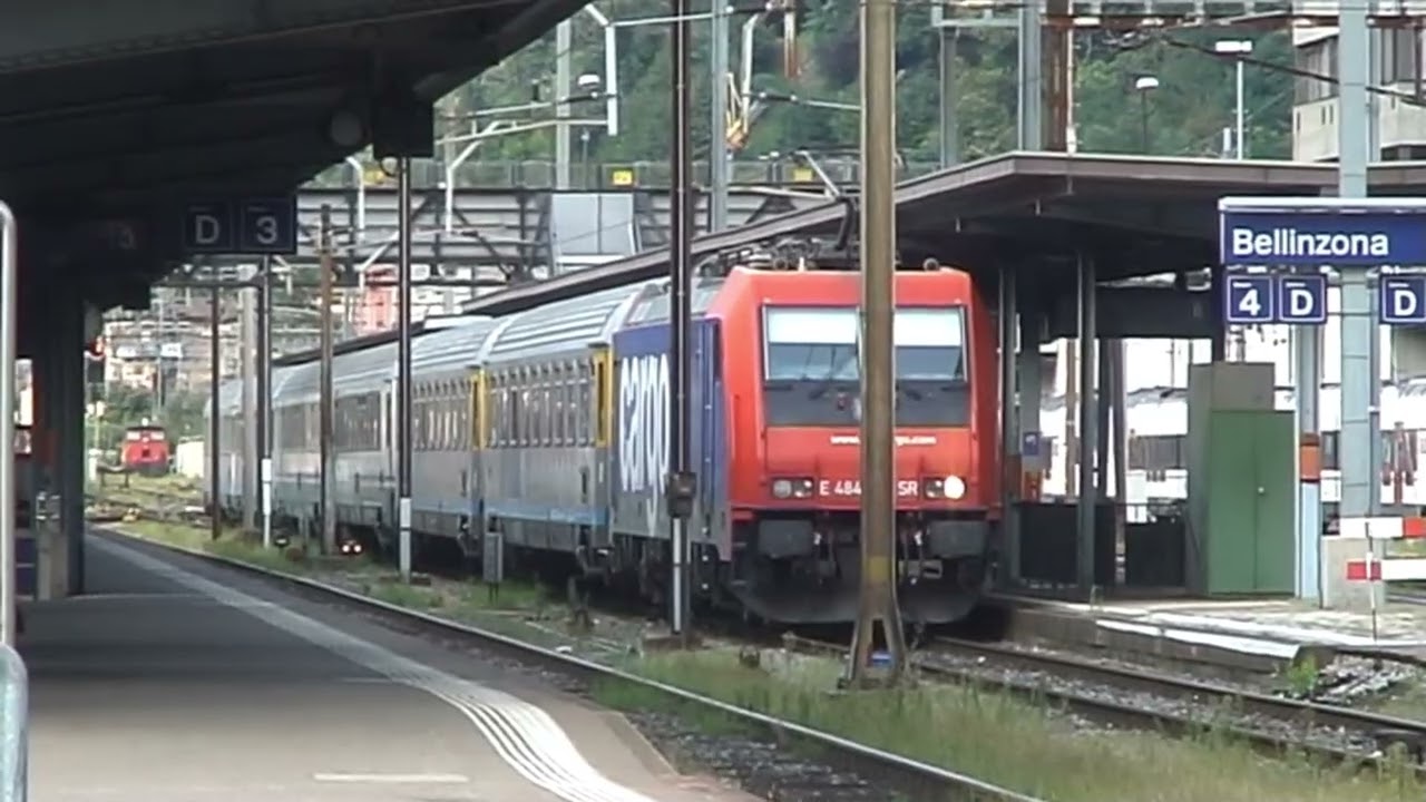 2009 - CH - SBB 484 loco with Cisalpino express train to Milano Centrale, in Bellinzona (Ticino)