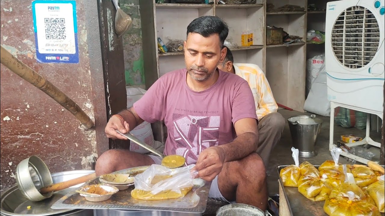 ₹20 में स्वाद से भरपूर तीन कचौड़ियाँ | Pramod Famus Kachori Mainpuri | Food Bhaiya