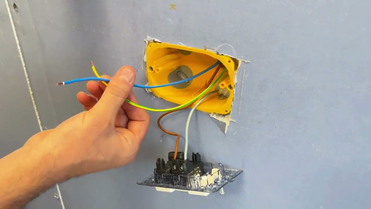 Come Aggiungere una Presa a un Interruttore Esistente | Guida Fai-da-Te