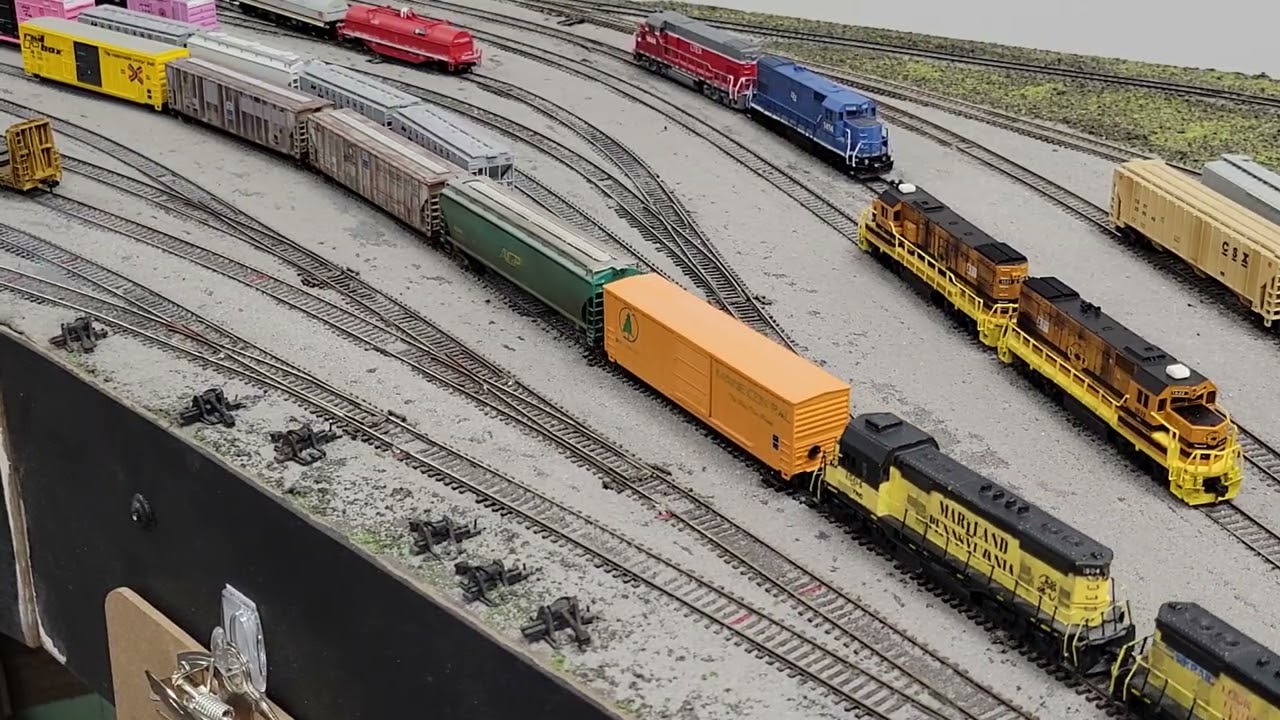 Switching Cars in Lincoln Yard with CF7s