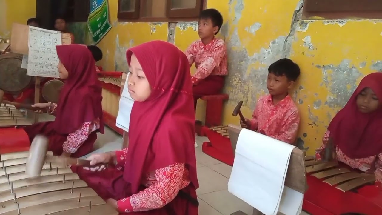 Melestarikan seni dan budaya Indonesia yang keren banget bersama ekskul Karawitan SDN Pager 🔥🔥.