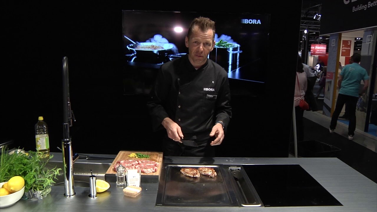 Odd Ivar Solvold steker biff på BORA teppanyaki