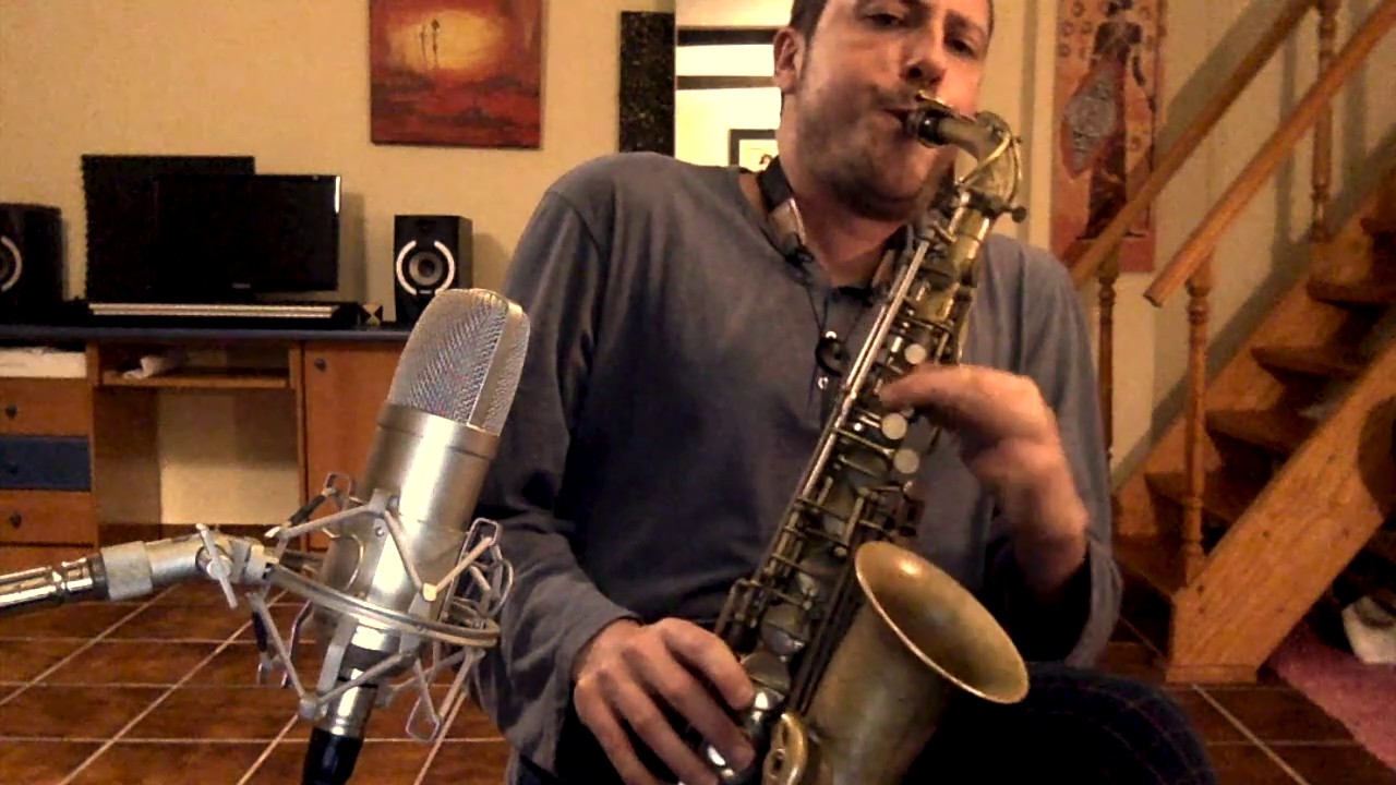 Ernesto Aurignac practicando improvisación con el saxo en casa