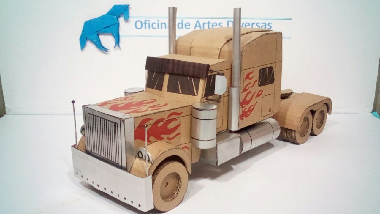 Caminhão de  papelão peterbilt