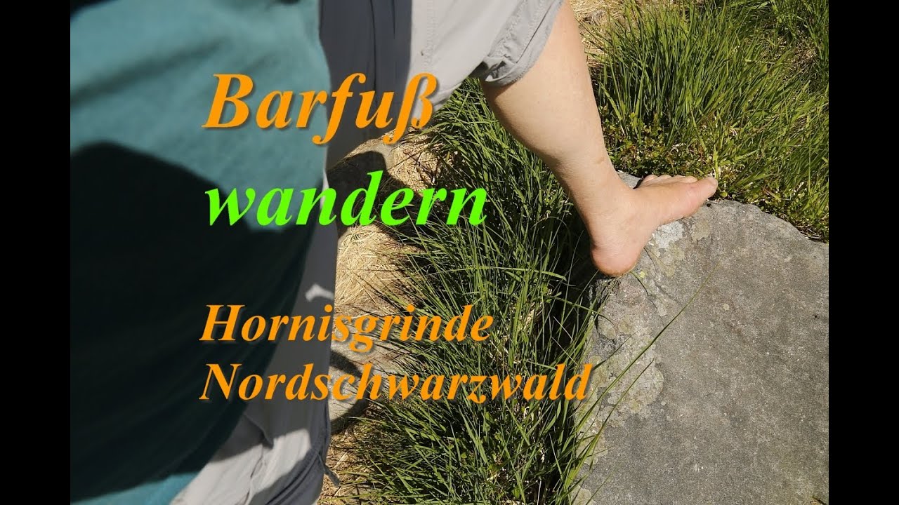 Barfu&szlig; wandern:  Barfu&szlig;wanderung im Schwarzwald &uuml;ber die Hornisgrinde. Hiking barefoot.