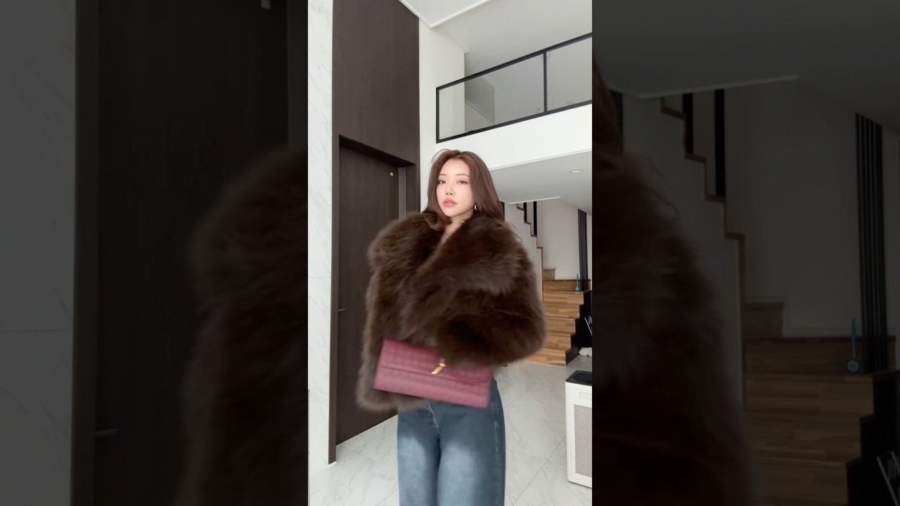 Fur coats, I know 🐻 #fur #furcoat #winter #outfit