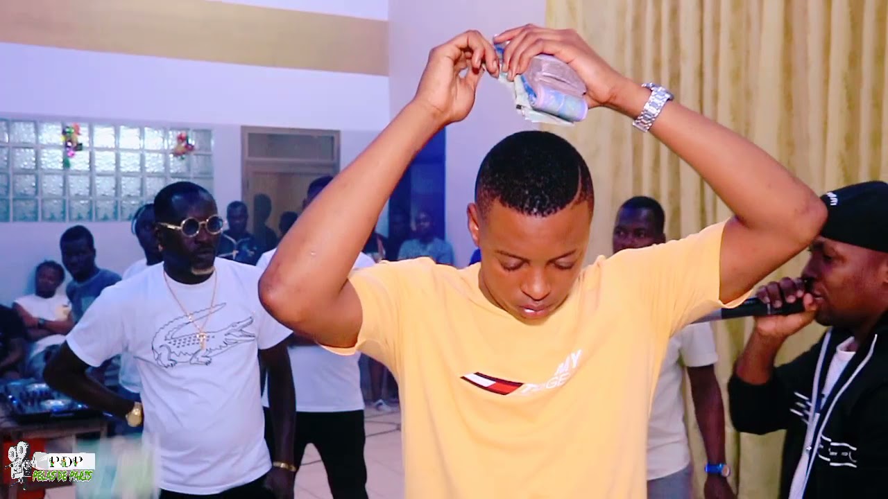 Dj DMX au concert de dj antivirus le Naruto à la salle polyvalent de port Bouët vridi cité...