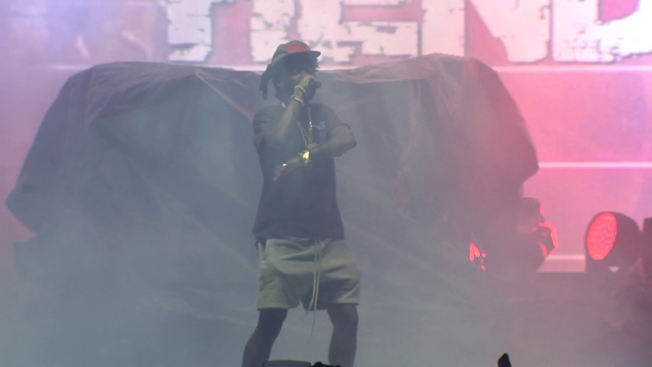 SEDDY HENDRINX PERFORMS LIVE AT THE ORLANDO AMPHITHEATER VOTER RALLY CONCERT.