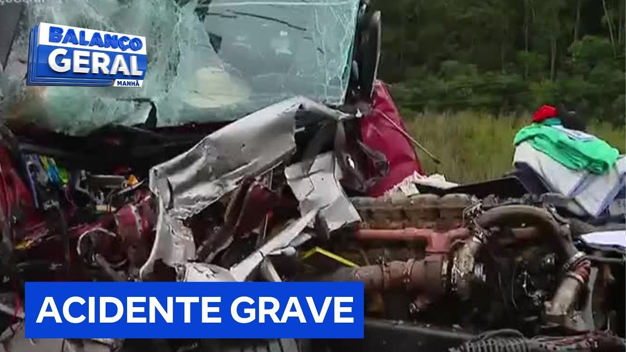 Cabine de caminhão fica destruída após acidente em rodovia de SP