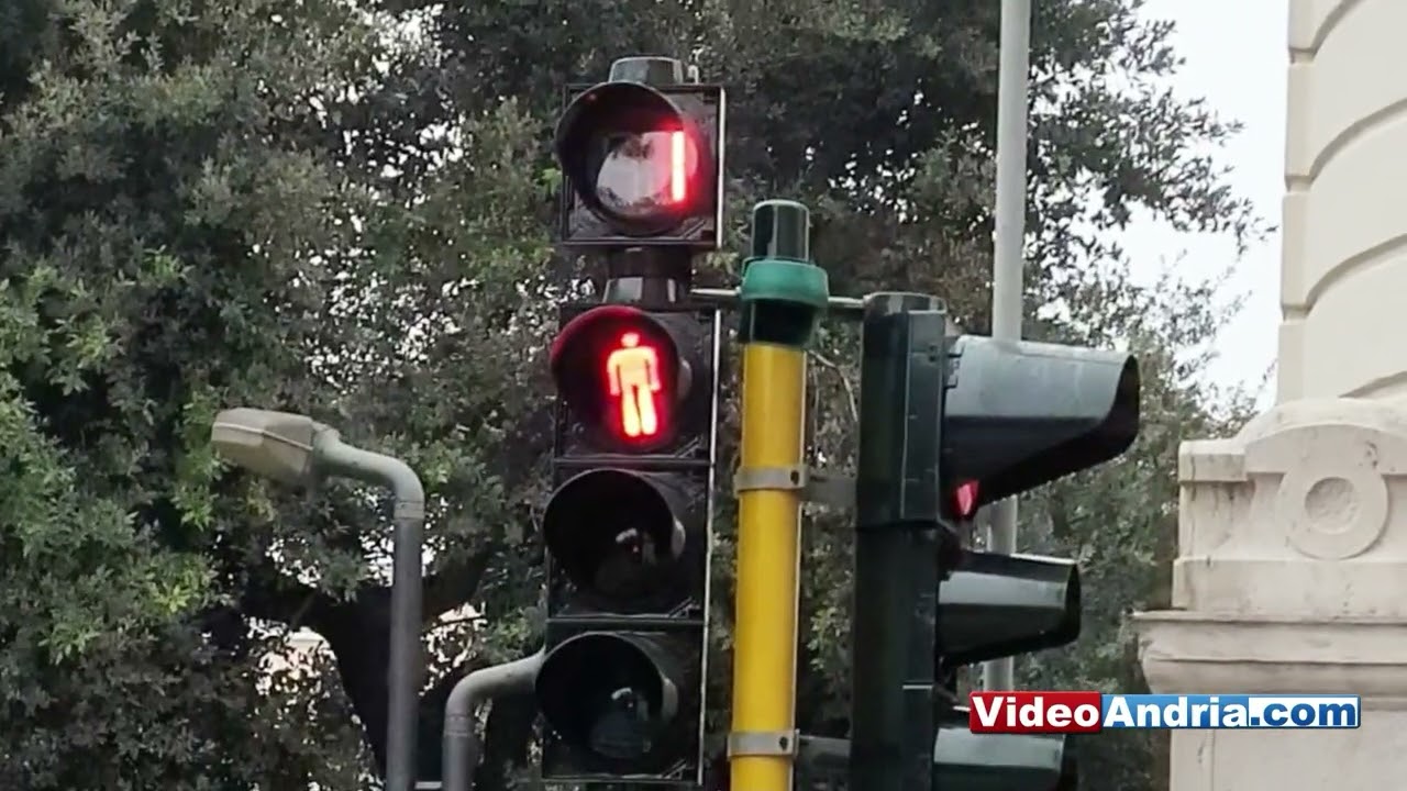 Andria: semafori con segnaletica con display dei secondi nel centro cittadino