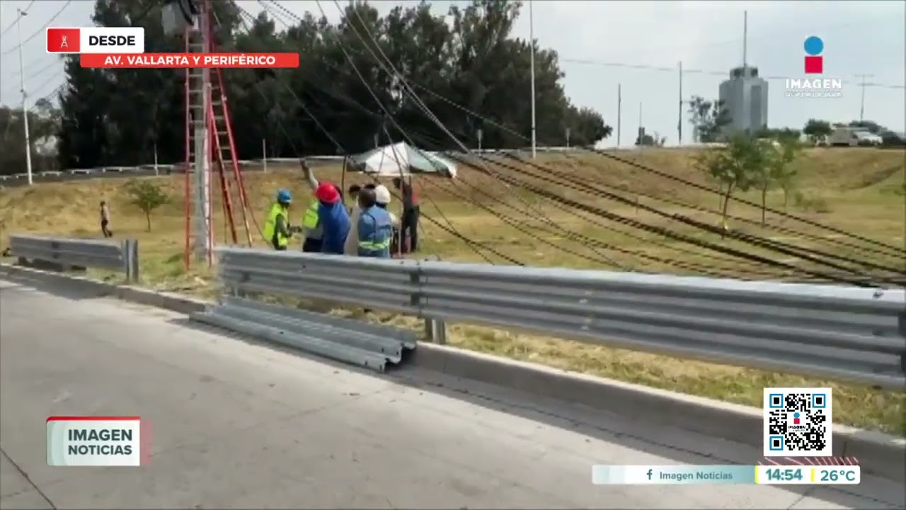 Cables y postes derribados por tr&aacute;iler en  Av. Vallarta y Perif&eacute;rico | Noticias GDL
