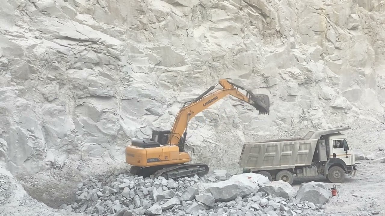 Liugong CLG922E Excavator working 