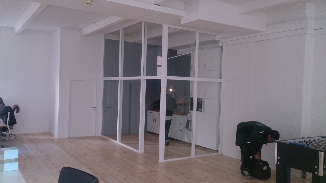 Trennwand aus Holz und Glas