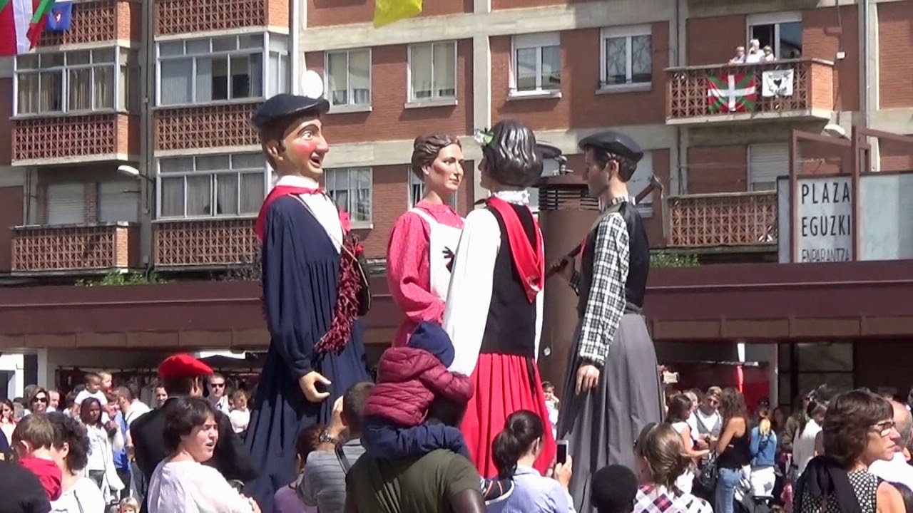 LOS GIGANTES DE LODOSA BAILAN EN LAS FIESTAS DE BERRIOZAR 2017