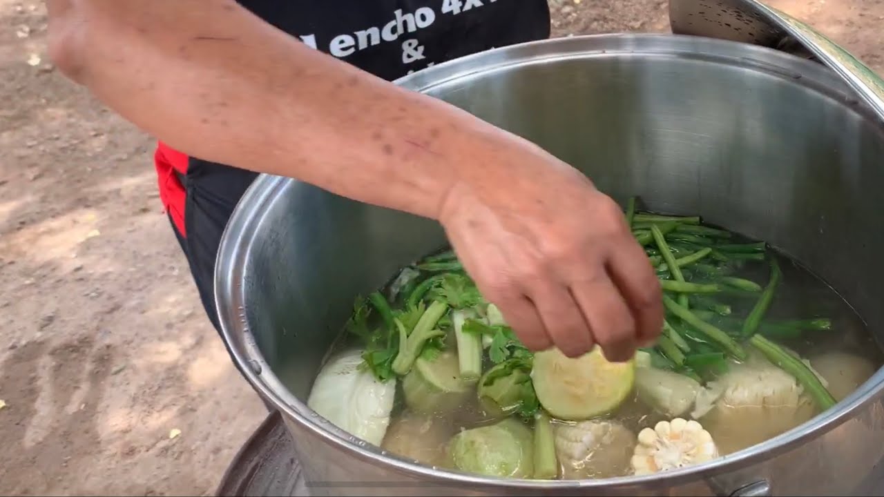 Caldo de res/cocido de res/sopa de res con hueso y costilla cargada
