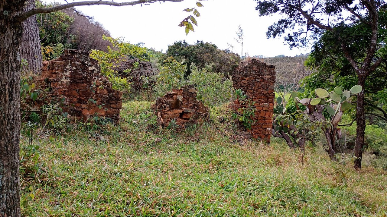Exploração em uma ruína de casa antiga