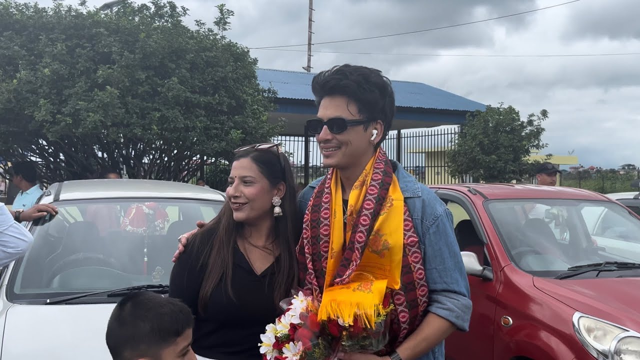 Paul Shah चितवन एअरपोर्ट देखी होटेल सम्म भब्य स्वागत पल शाह