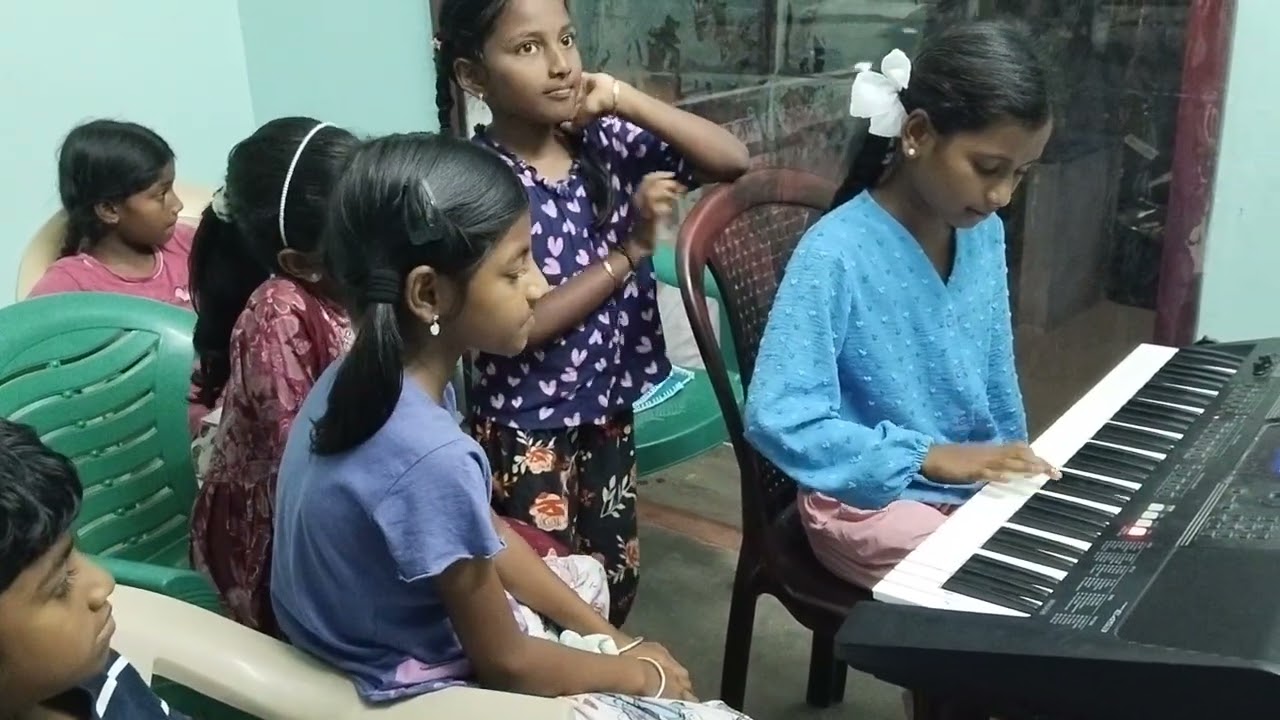 Ranisha... playing..uyirin uyire song..
