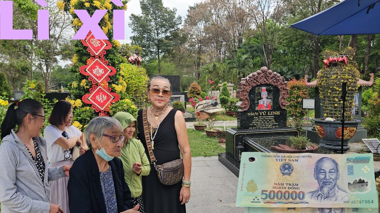 Cô Việt kiều Út đến viếng mộ nghệ sĩ ưu tú Vũ Linh lì xì ngọc giữ mộ 