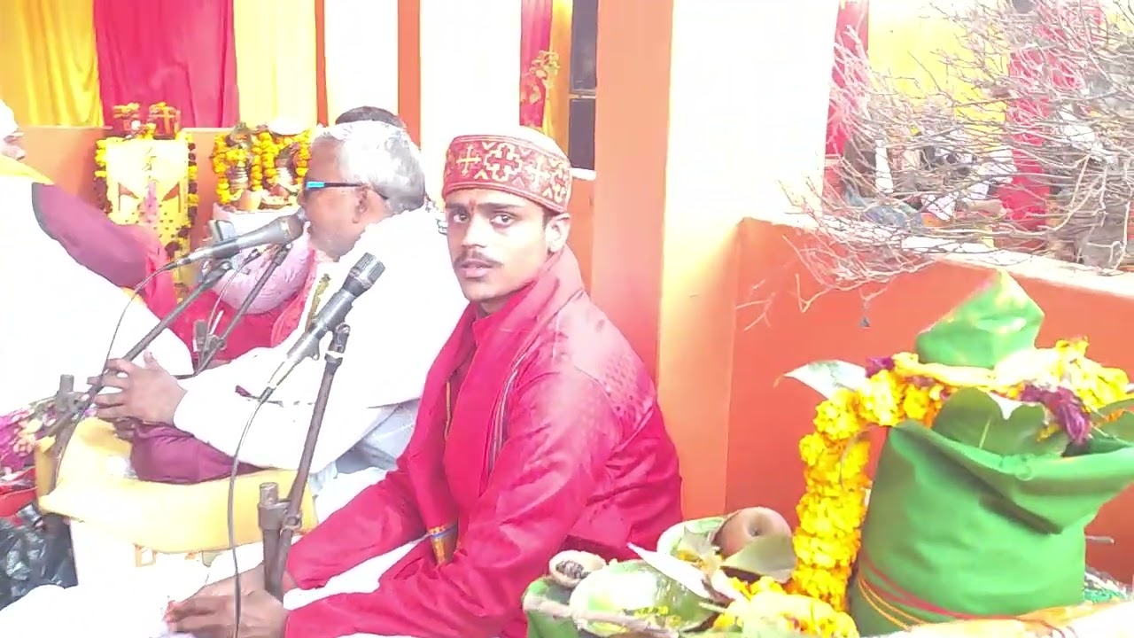 श्री रुद्र महायज्ञ  गायघाट के दूसरे दिन श्री राम कथा के बारे में बताते आचार्य श्री राजू मिश्रा