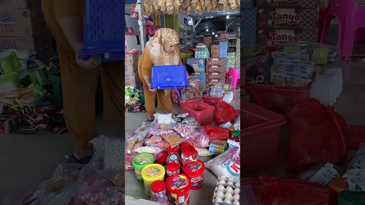 Belanja jajanan Lebaran buat stok di warung