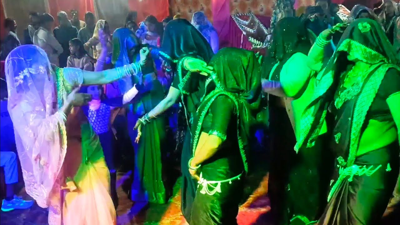 DJ पर भाभियों ने किया जमकर डांस 